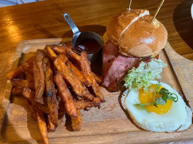 BLT太陽蛋牛肉漢堡配蕃薯條