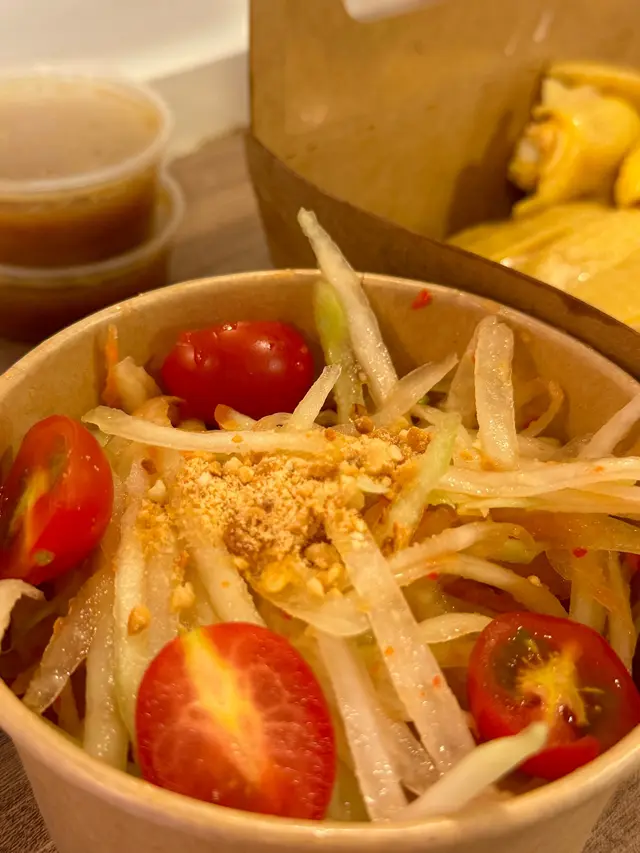 愛辣的人 必點他們的木瓜沙律 第一口下去真的有被嚇到 辣度真的滿強的！！
而且他們的木瓜絲粗幼和長度都洽好～ 不會被爽辣的醬汁泡軟 影響口感 細心💕
