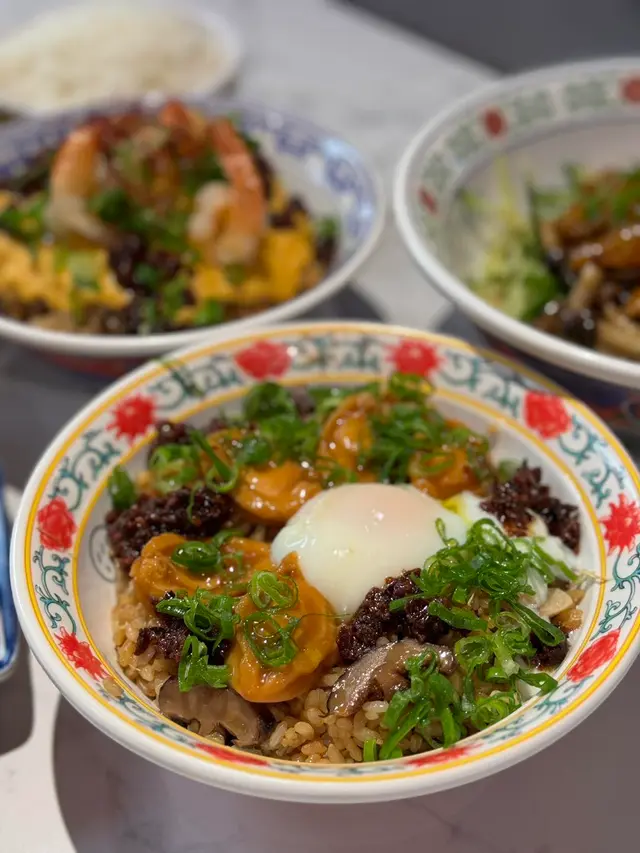 日本溫泉蛋鮑魚蔥油培根脆脆拌飯