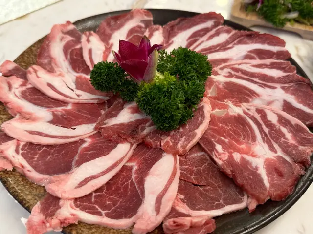 還偏厚片的 一般說起羊卷肉還以為是份薄薄的 誰知
這厚度用來吃火鍋🍲微彈好咬 即便掛了點火鍋🍲湯 羊🐑肉味還能保留著
（特別和蕃茄濃湯海鮮鍋特別配～～