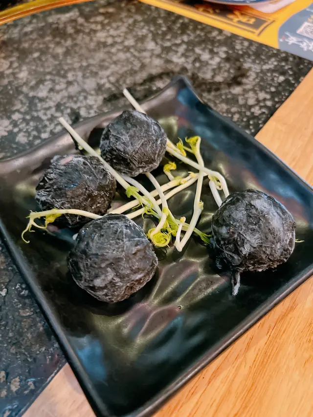 手打鵝肝墨汁墨魚丸