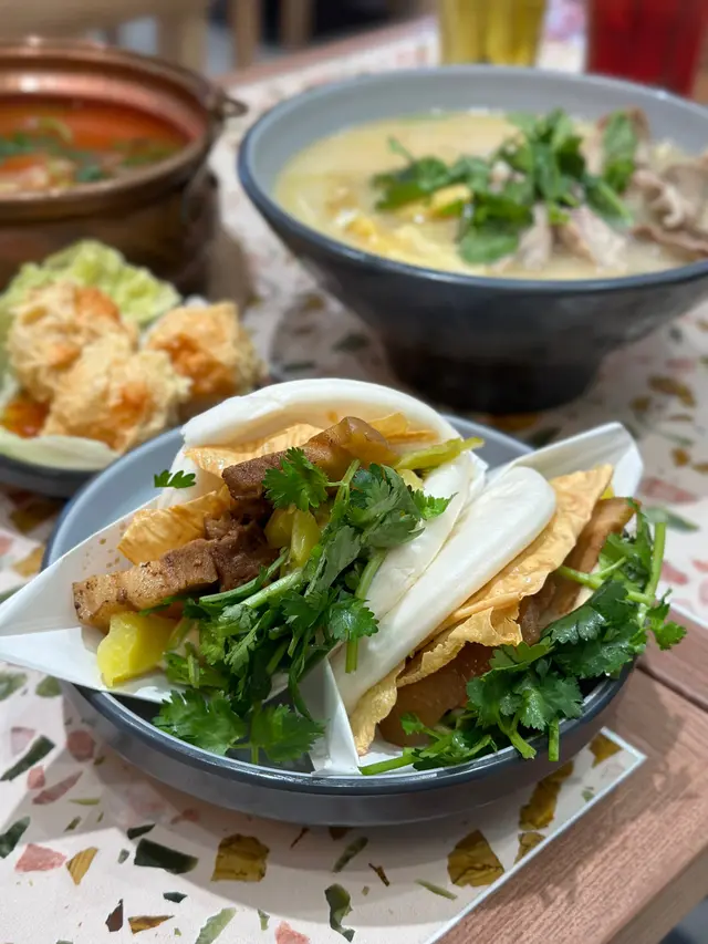 秘制酸菜腩肉荷葉包