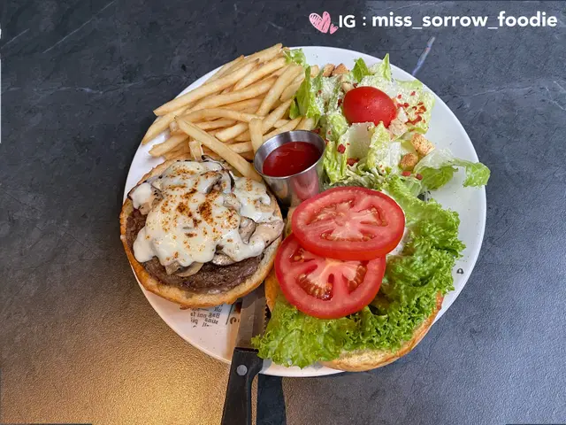 茶聊招牌黑松露野菌牛肉漢堡配凱撒沙律及薯條