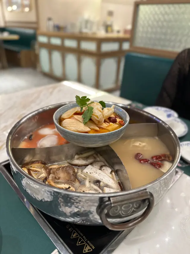 花月宮特色四格鍋