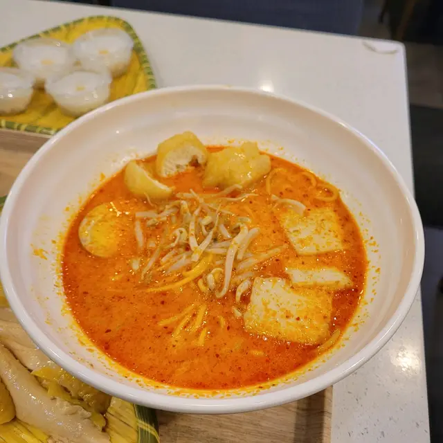 暢和號招牌海南雞配喇沙湯麵