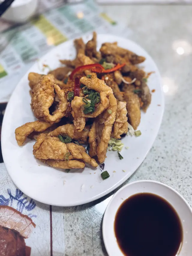 可能係香港最好食嘅椒鹽鮮魷 連喼汁都特別好食 脆卜卜 有咬口 魷魚同九肚魚都非常新鮮