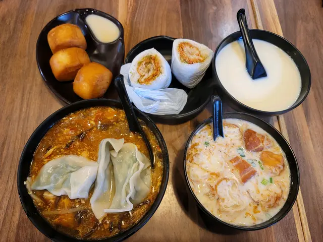 咸粢飯$20、 酸辣餃子上海麵$44、炸饅頭$17、 咸豆漿$20、薑汁豆漿$16