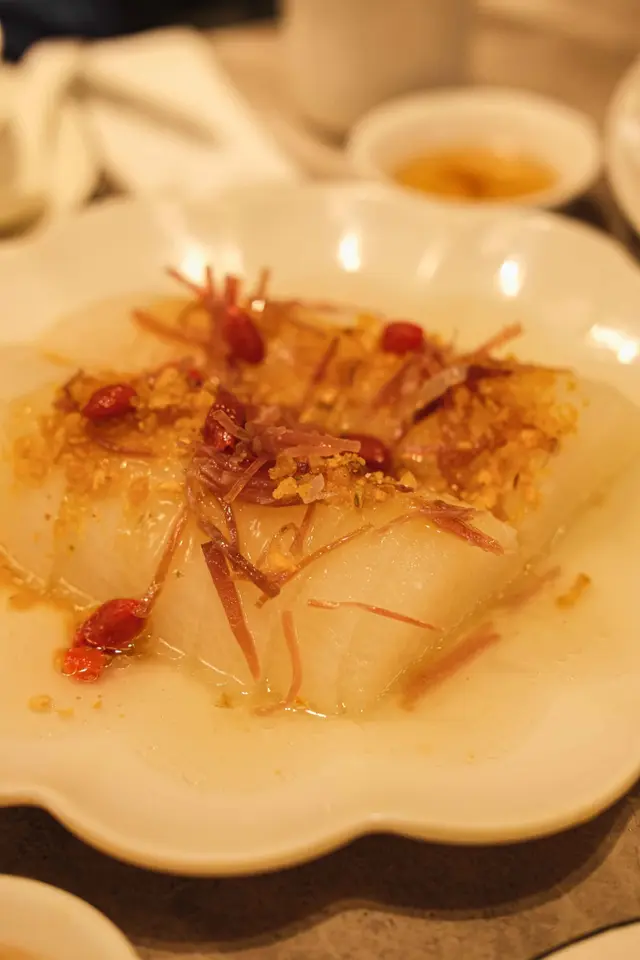 唔好睇佢樣普普普通，白蘿蔔入味得嚟唔會好咸，食落去清清地，再配埋脆口嘅炸蒜頭一齊食，好食🤌🏼