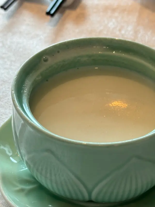 杏仁味沒到很強 反而是舒服易入口一份 平日不喝杏仁茶的 這份也可以！！
而且真的有生磨感～微碎軟杏仁感 再配上蛋白滑滑嫩嫩 又不會過甜～是份一家大小都適合🈴️的甜品