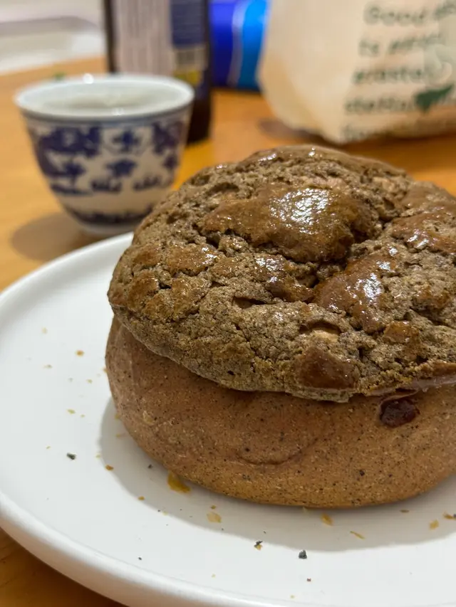 不騙大家 自己試試 打開他們的菠蘿包櫃 肯定也能聞到茶香味
菠蘿包面猶如餅乾 一咬碎碎就biubiubiu 的掉到地上(在家吃的話 要小心😂
而這份的伯爵茶還淡香香的飄出 不甜不膩