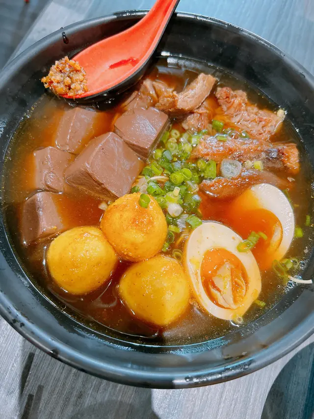 幼麵、豬紅、滷水溏心蛋、咖哩魚蛋、秘製牛腩