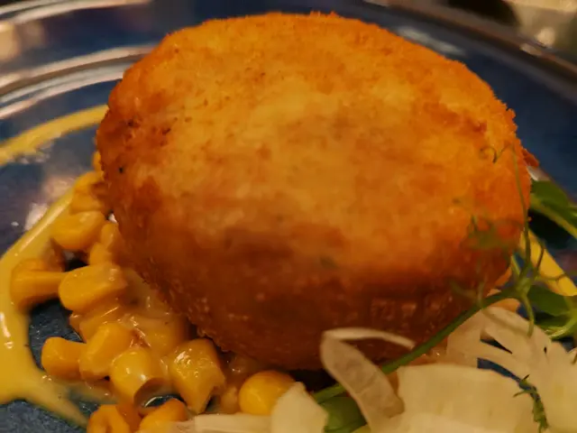 #foodie #FoodieLife #FoodieLife #Disneyland #diseylandfood 這道菜以新鮮的蟹肉餅搭配粟米，每一口都充滿了蟹肉的鮮美和粟米的香甜.