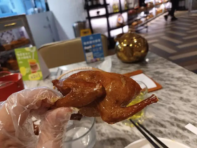 唐宮出品既乳鴿。肉質鮮嫩。但少咗刺激味蕾之感。