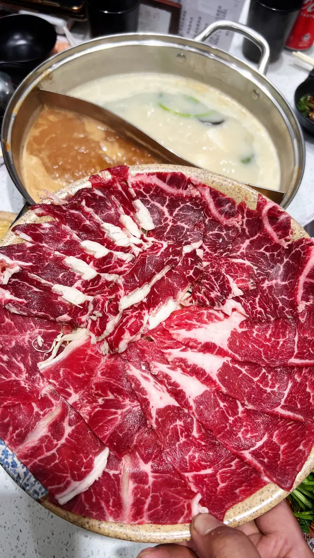 各種牛肉都新鮮嫩滑。紅白相間。