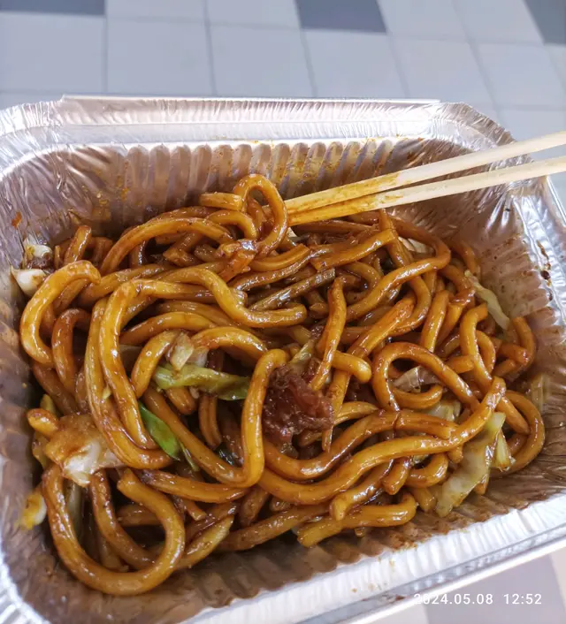 都幫襯咗幾次,同一個帶Cap帽女收銀, 次次黑口黑面冇笑容比錢嗰陣多謝都冇一句, 語氣差!
黑椒安格斯牛柳粒炒烏冬 $44, 即刻炒等咗十分鐘, 烏冬同牛肉粒份量唔係太多,啲汁超級鹹,牛柳粒好硬太多筋, 好難咀嚼,無牛肉味, 同好多出面食店嘅安格斯牛柳粒分別, 鹹到食完要即刻買嘢飲,黑口黑面唔應該做門面囉, 好似唔想啲客嚟食嘢