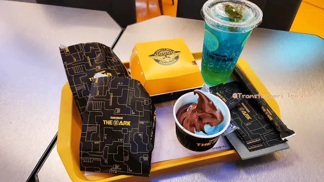 試試飲這甜度適中有梳打水，藍色是來自天然有蝶豆花好配薄荷、青檸，內有蒟蒻果粒粒，真是好飲！不妨大家試試買～