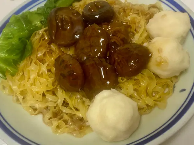 墨魚丸蠔油炆冬菇撈粗麵加腩汁