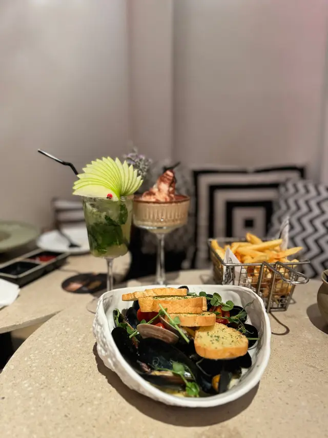 意式蒜香牛油汁配藍青口及蜆