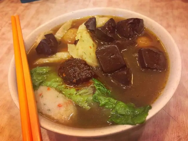 辣豬紅，腐皮卷，咖喱魚蛋，墨魚丸，唐生菜，米粉