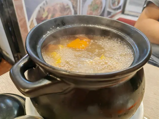 紅蘿蔔粟米煲豬𦟌