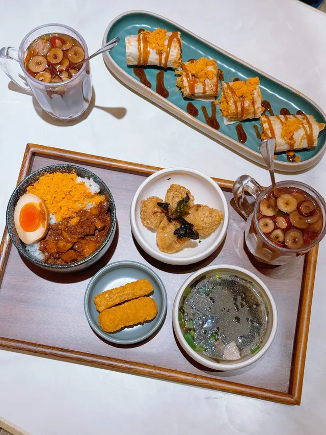 鹽酥雞肉鬆滷肉飯$62/逢甲肉鬆榨菜蛋餅$48