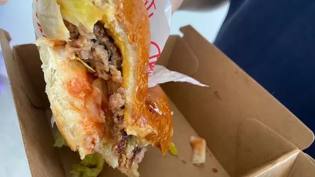 買左2個餐加2份燒賣，但只畀1套餐具，叫佢畀多1套，竟然問番我點解？我話買左幾樣野但只有1套餐具，佢即時糾正我話：「嚴格黎講你只買左2個餐，燒賣唔係餐，所以燒賣唔會畀餐具你。」咁你明知我買左2個餐，3個人黎買外賣，點解只畀一套呢？佢最後以施捨既口吻話：「嗱，我最多只可以畀多1套你。」但我由頭到尾都只係想要番我該有既餐具數。
$58一個漢堡包，唔包飲品，外賣加$2，即一個包要$60。飲品加左$5，但外賣又再加$2，即加野飲要$7。大家睇下個包值唔值$60。