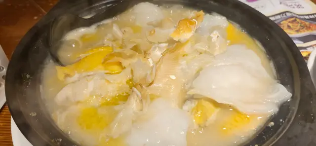 砂鍋花膠雞湯翅（半隻）