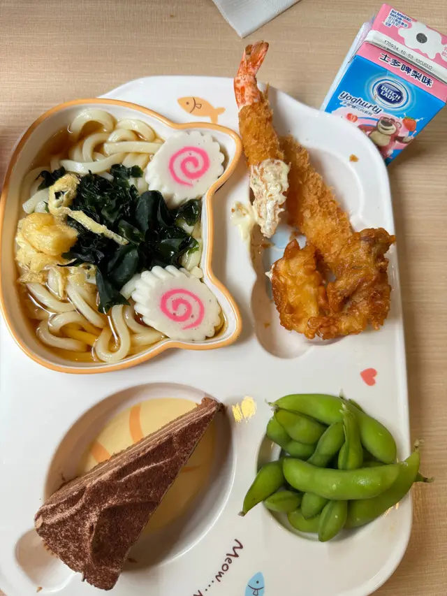 兒童餐包烏冬，技豆，炸雞，炸蝦，蛋糕，飲品和玩具1份