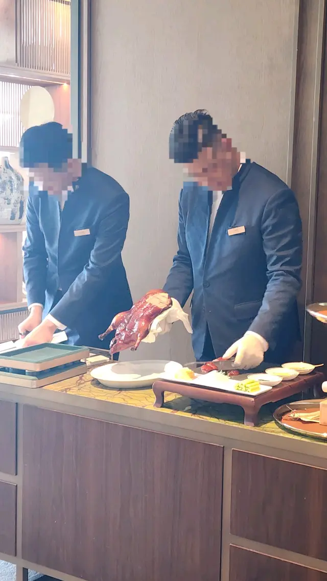 用酒店餐巾包住嘅片皮鴨,你敢唔敢食?