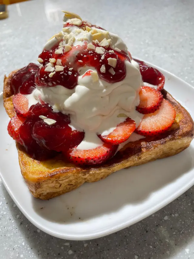 士多啤梨法式吐司·牛乳軟雪糕