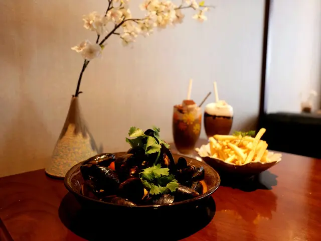 蒜香蕃茄煮青口鍋配香草薯條