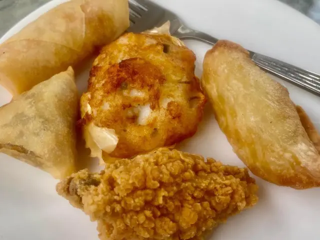 小食拼盤摩天輪:雞中翼、素春卷、釀蟹蓋、餃子、咖哩角