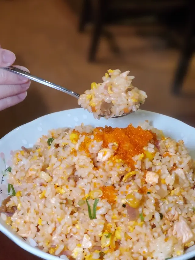 蟹籽三文魚炒飯