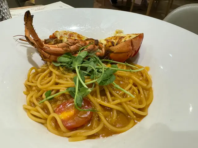 芝士焗龍蝦配車厘茄蟹肉濃蝦汁意粉