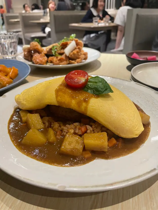 咖哩甘蔗蛋包飯配漢堡扒