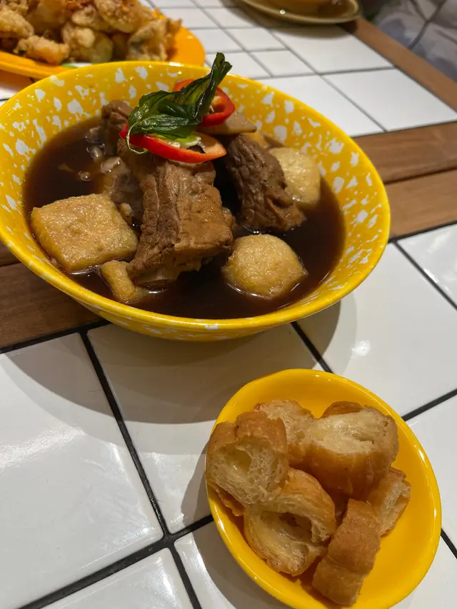 馬來湯肉骨茶配油條