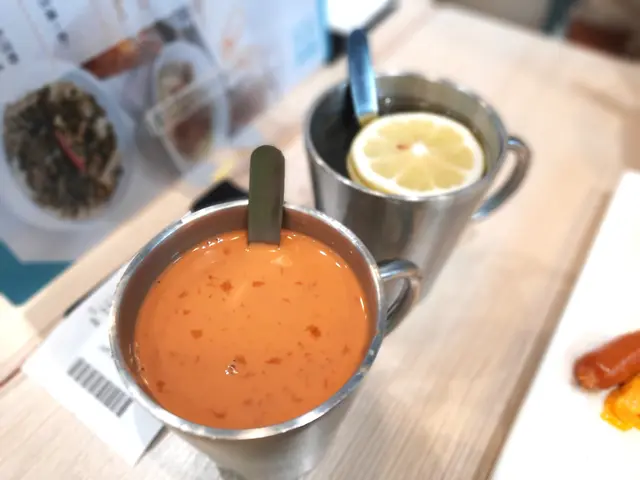 熱奶茶、熱檸水