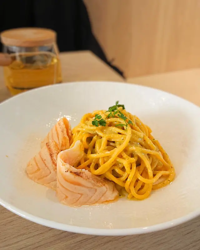 三文魚腩片,香草明太子醬,手工意大利粉