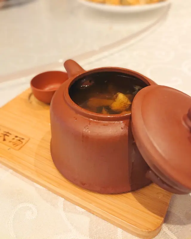 姬松茸螺頭燉竹絲雞