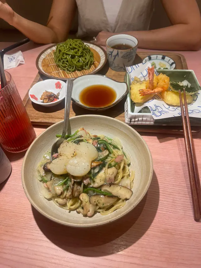 食物味道賣相都可以，但個女waitress 服務態度一般，上菜問我放邊，講完食物問我放邊，係咪應該問請問邊位！價錢同裝修都比附近幾間都高，下午茶餐D野吾吸到，我都冇叫！之後望個waitress名牌原來經理黎！講野重要有口音！吾知以為入咗譚仔食日本野！有口音吾係問題，但經理服務咁樣真係要改善下！同埋如果佢爆曬場心急情有可原，下午茶得個幾個客，食物方面真係唔錯，比comment係覺得間餐廳可救！