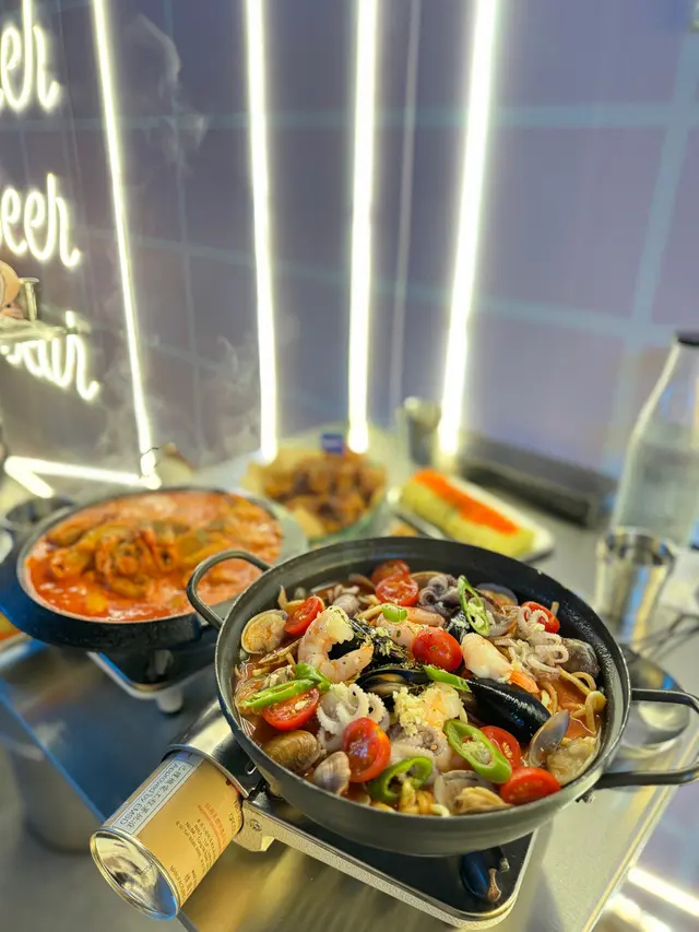 蕃茄韓式辣海鮮湯 配 中華麵