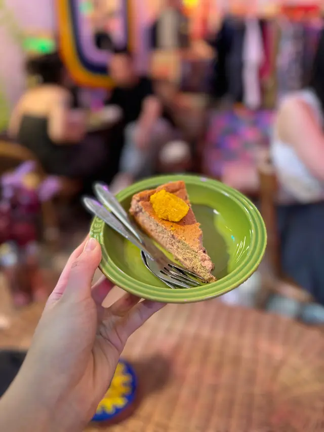 店主自制創新印度🇮🇳風味芝士蛋糕

香料味較重出嚟，用上三款唔同茶葉昆上，加上印度式甜點Ladoo on top點綴。

印度香料包含肉桂、肉豆蔻、黑胡椒，小荳蔻、薑等，加上紅茶葉，Ladoo甜點