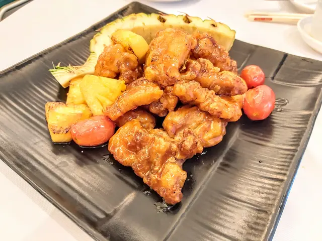 鮮菠蘿拔絲咕嚕肉