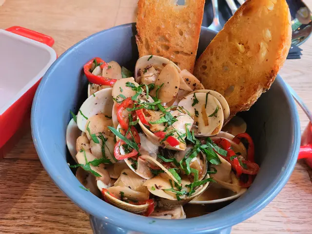 白酒炒蜆配香辣檸檬白酒高湯及香脆意大利香草包