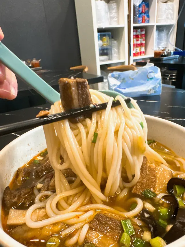 自創麻辣五花腩米線