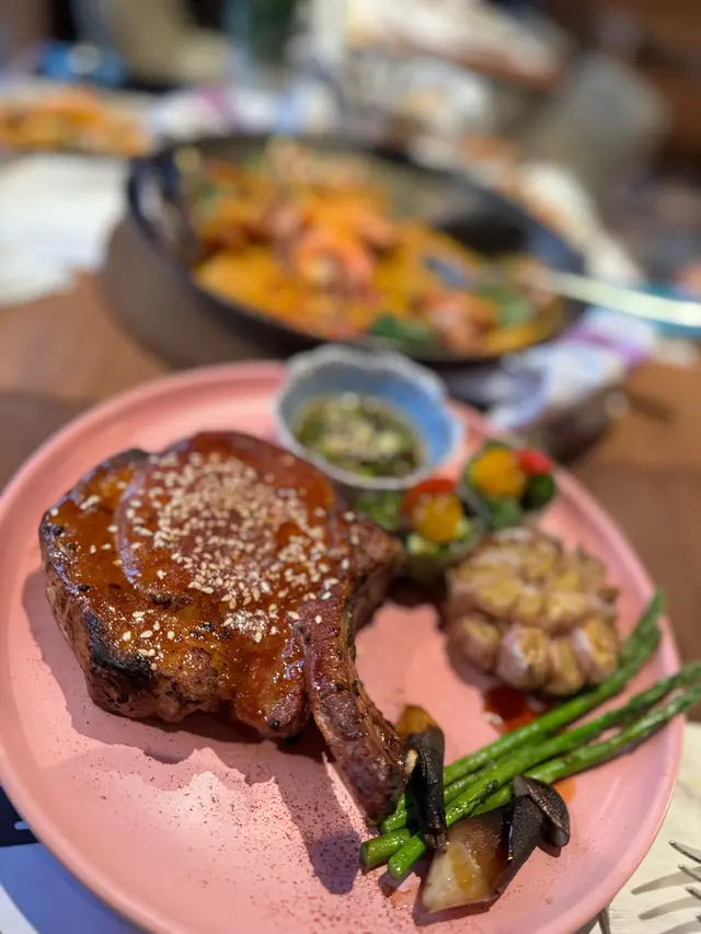 伊比利亞黑毛豬架