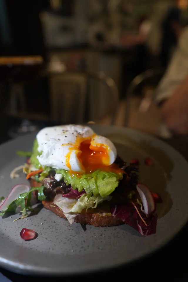 牛油果水波蛋酸種多士
