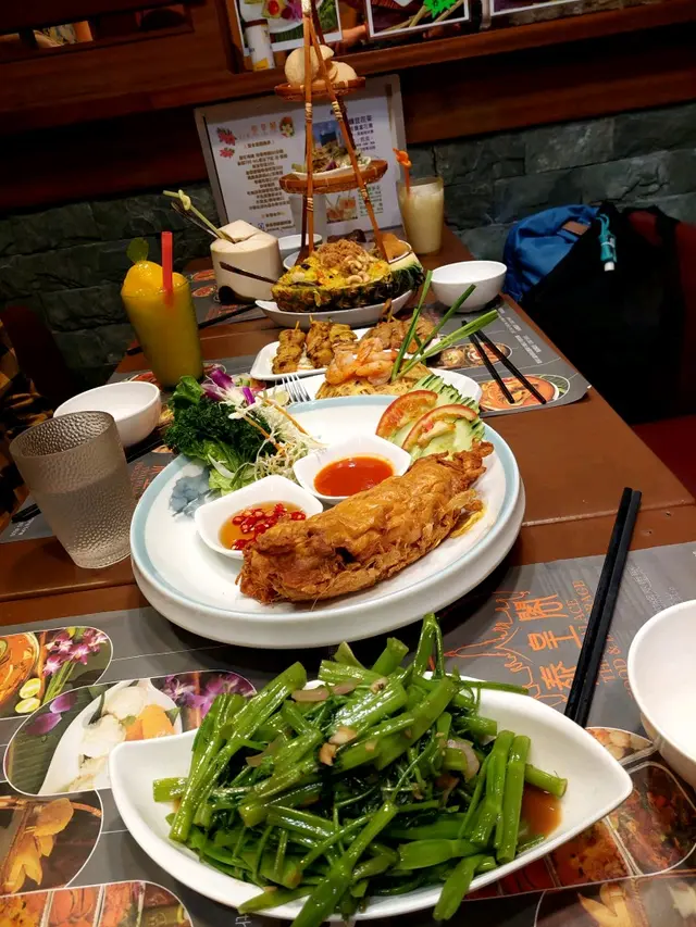 拼盤,沙爹串燒,蛋包鮮蝦金邊粉,鮮蟹肉蛋卷,蝦醬炒通菜