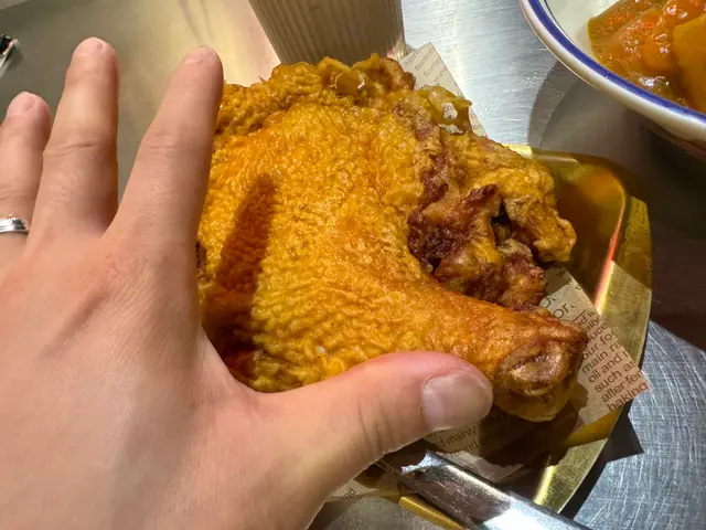 隻雞髀大個隻手咁滯呀