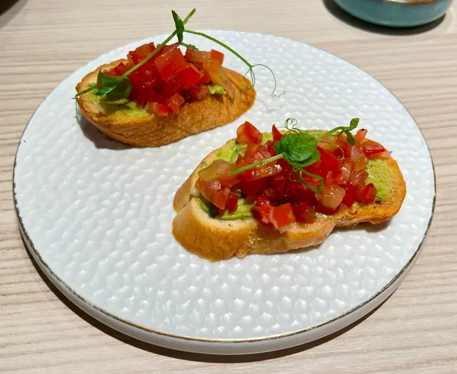 牛油果醬法包配蕃茄莎莎